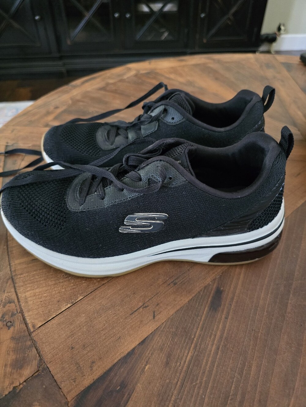 Sketchers Black And White Sneakers W8